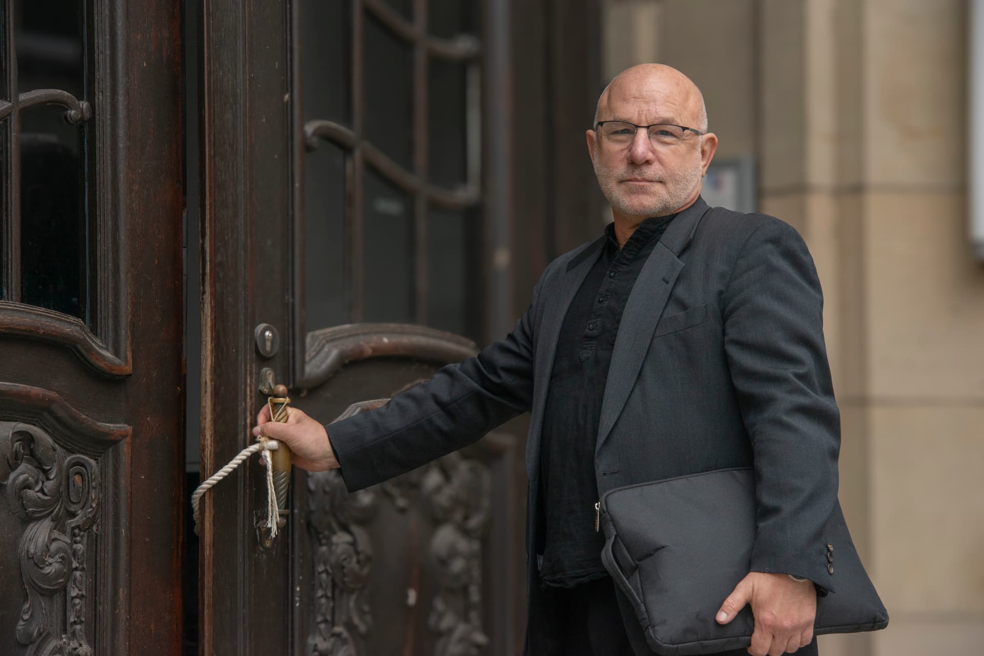 Rechtsanwalt Dr. Donat Ebert an einer geöffneten Tür mit Aktentasche
